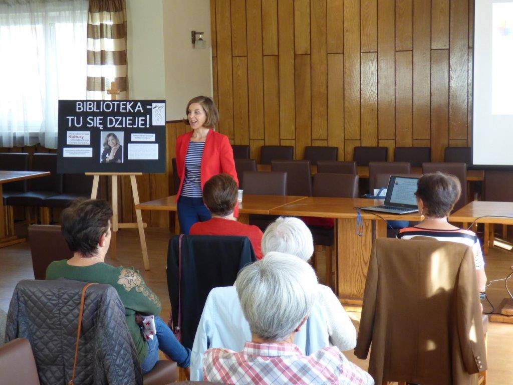 Dr Wanda Matras- Mastalerz stoi przed uczestnikami i prowadzi wykład