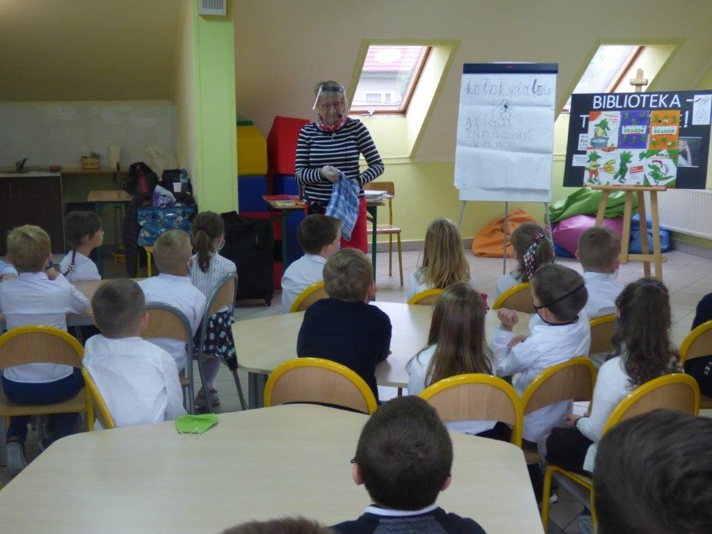 Autorka Joanna Olech w sali szkolnej z grupą dzieci