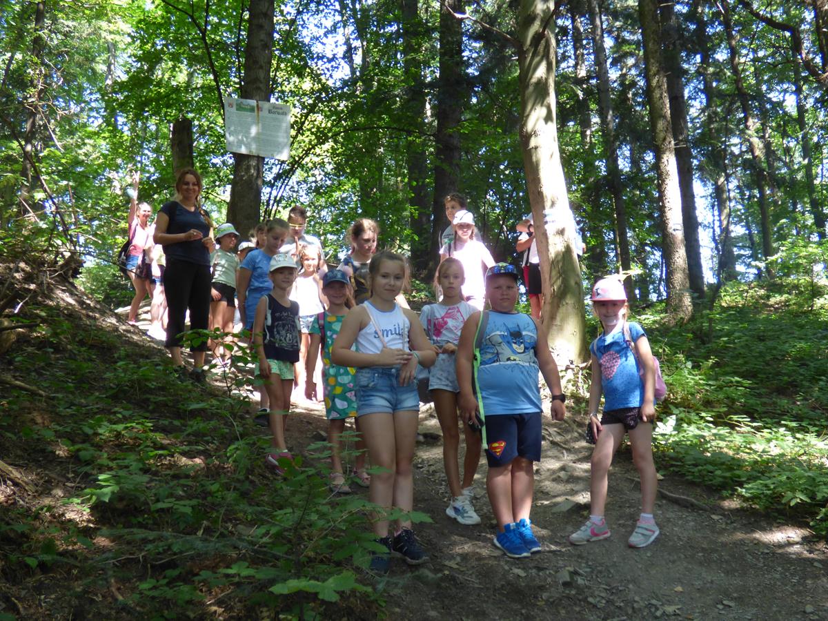 Dzieci stoją na szczycie Góry Żar zwanej Włodkową.
