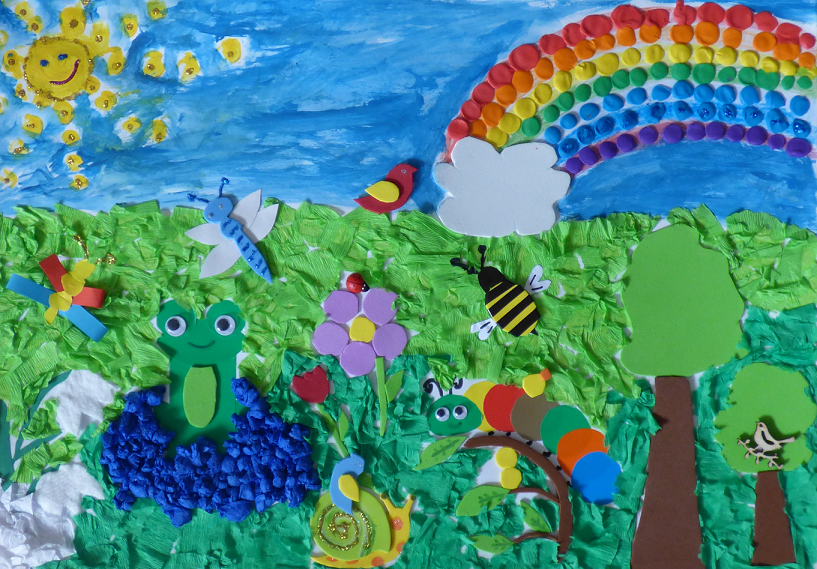 zdjęcie przedstawia pracę plastyczną uczestnika z klasy 0, na której widać wiosenną łąkę, w trawie siedzi ślimak i gąsienica, nad nimi latają motyle, pszczoły, ptak siedzi na drzewie, w stawie siedzi żaba, na niebie świeci słońce widać kolorową tęczę.