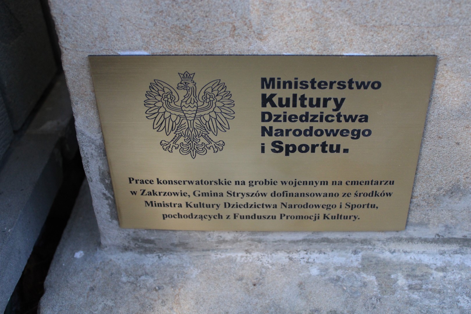 tabliczka informująca o tym, że renowację grobu sfinansowano ze środków Ministra Kultury, Dziedzictwa Narodowego i Sportu pochodzących z Funduszu Promocji Kultury