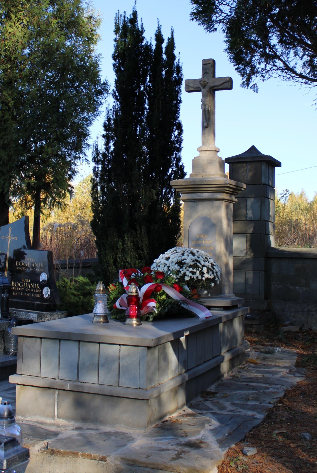 odnowiony grób wojenny na cmentarzu w Zakrzowie