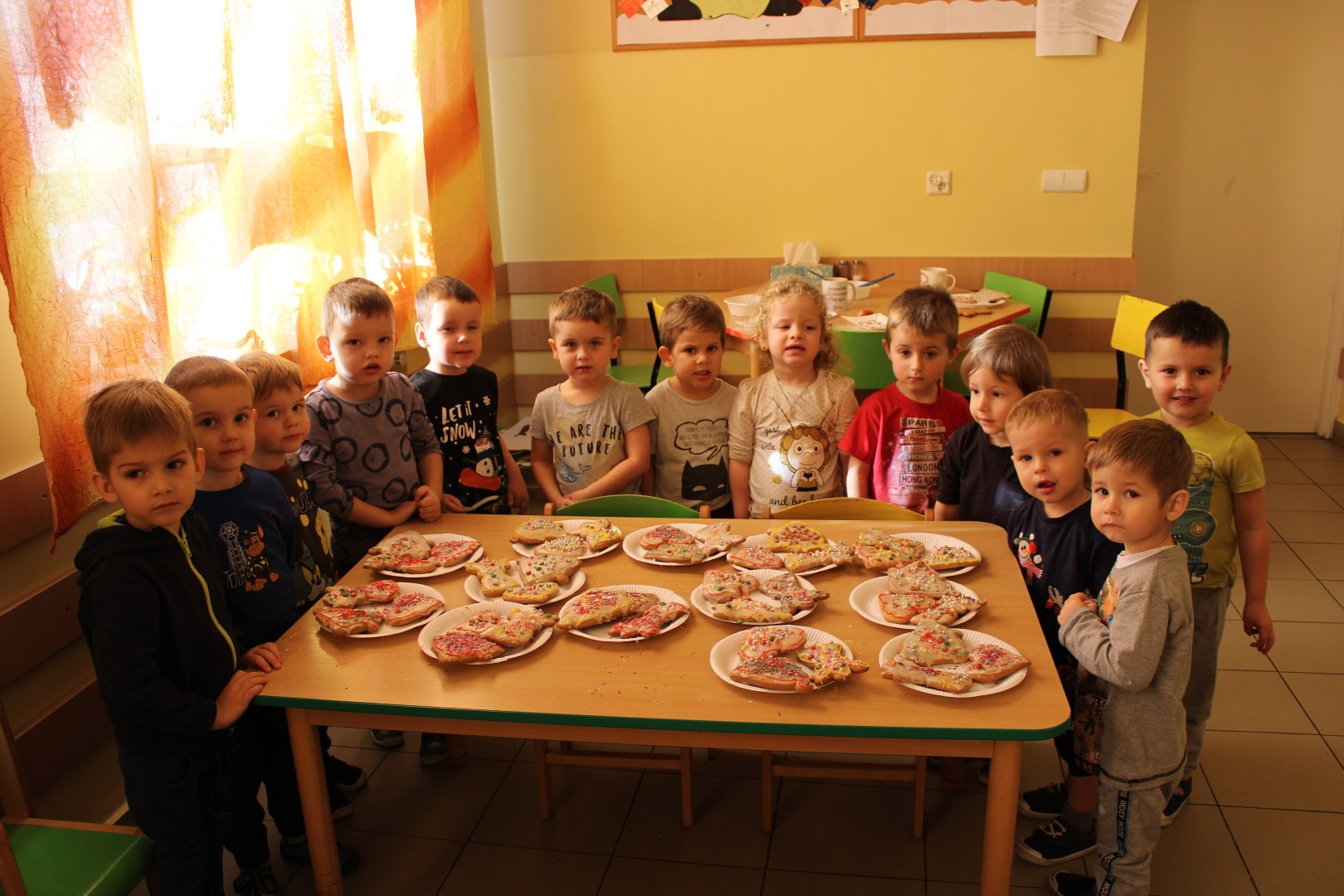 – Grupa przedszkolaków ze Stryszowa stoi wokół stołu, na którym zostały poukładane udekorowane pierniczki.