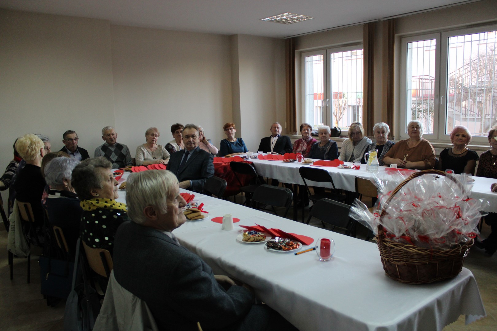 Zdjęcie przedstawia seniorów na przyjęciu Walentynkowym „Akademii Spragnionych Jutra”.
