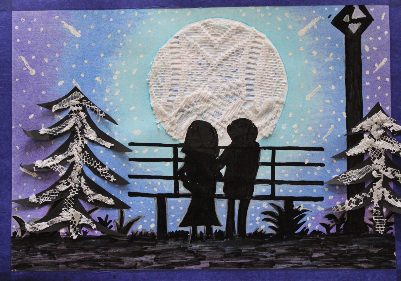 Praca plastyczna przedstawiająca chłopaka i dziewczynę siedzących na ławce i oglądających księżyc.