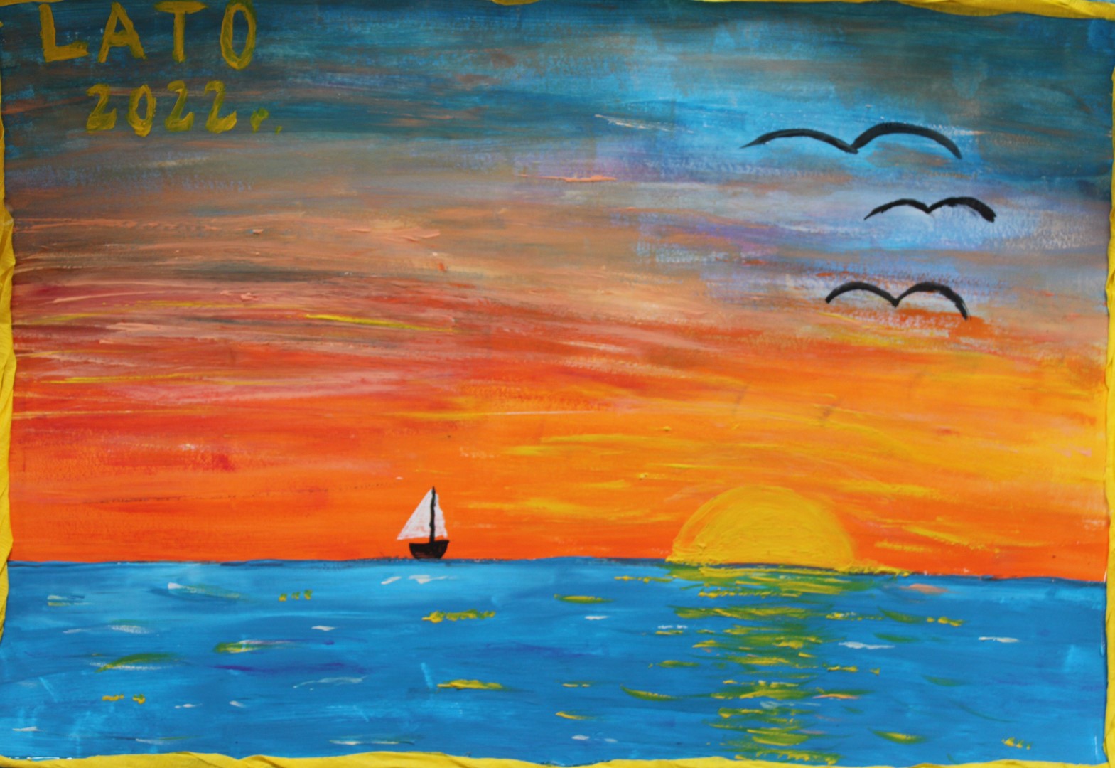 Zdjęcie przedstawia pracę plastyczną z Konkursu Cztery Pory Roku – LATO organizowanego przez Gminny Ośrodek Kultury w Stryszowie. Praca przedstawia zachód słońca na morzu. Na horyzoncie widnieje mała łódź i odbijające się w tafli wody zachodzące słońce. W powietrzu latają trzy mewy. Praca utrzymana jest w kolorze pomarańczowym, niebieskim i żółtym.