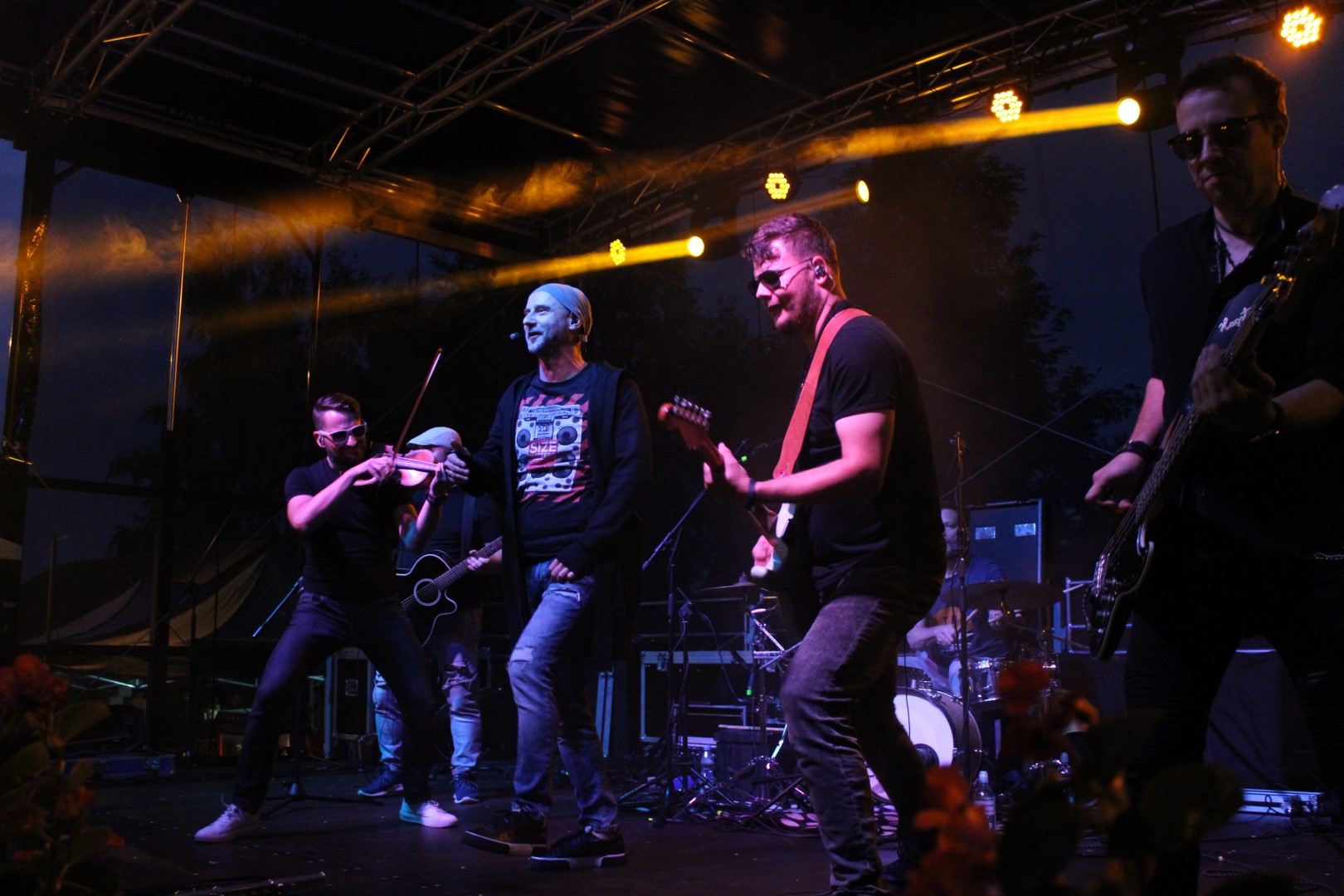 Zdjęcie przedstawia koncert zespołu REDLIN na scenie podczas Dożynek Gminnych.