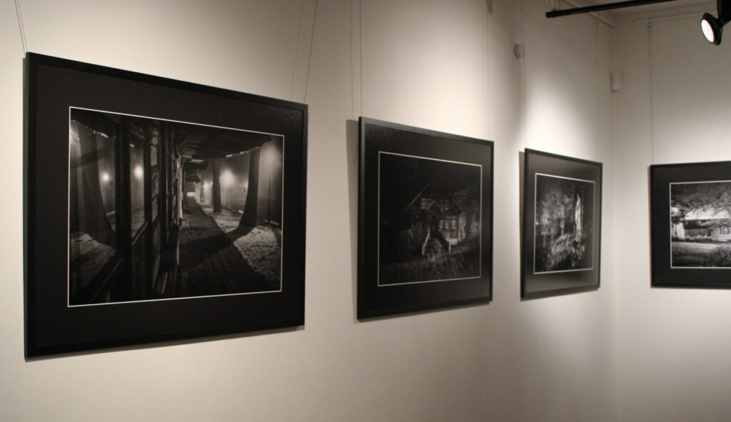 Zdjęcie przedstawia cztery prace wystawy – Lanckorona. Studium nocy, która została zawieszona na systemie wystawienniczym w Dworze w Stryszowie.