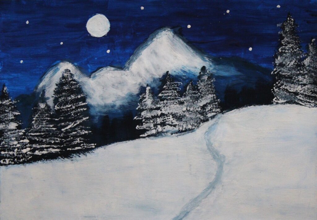 Na zdjęciu znajduje się praca plastyczna, na której znajduje się zimowy pejzaż z konkursu plastycznego „Cztery Pory Roku – ZIMA”. Przedstawia on górski zimowy krajobraz nocą.