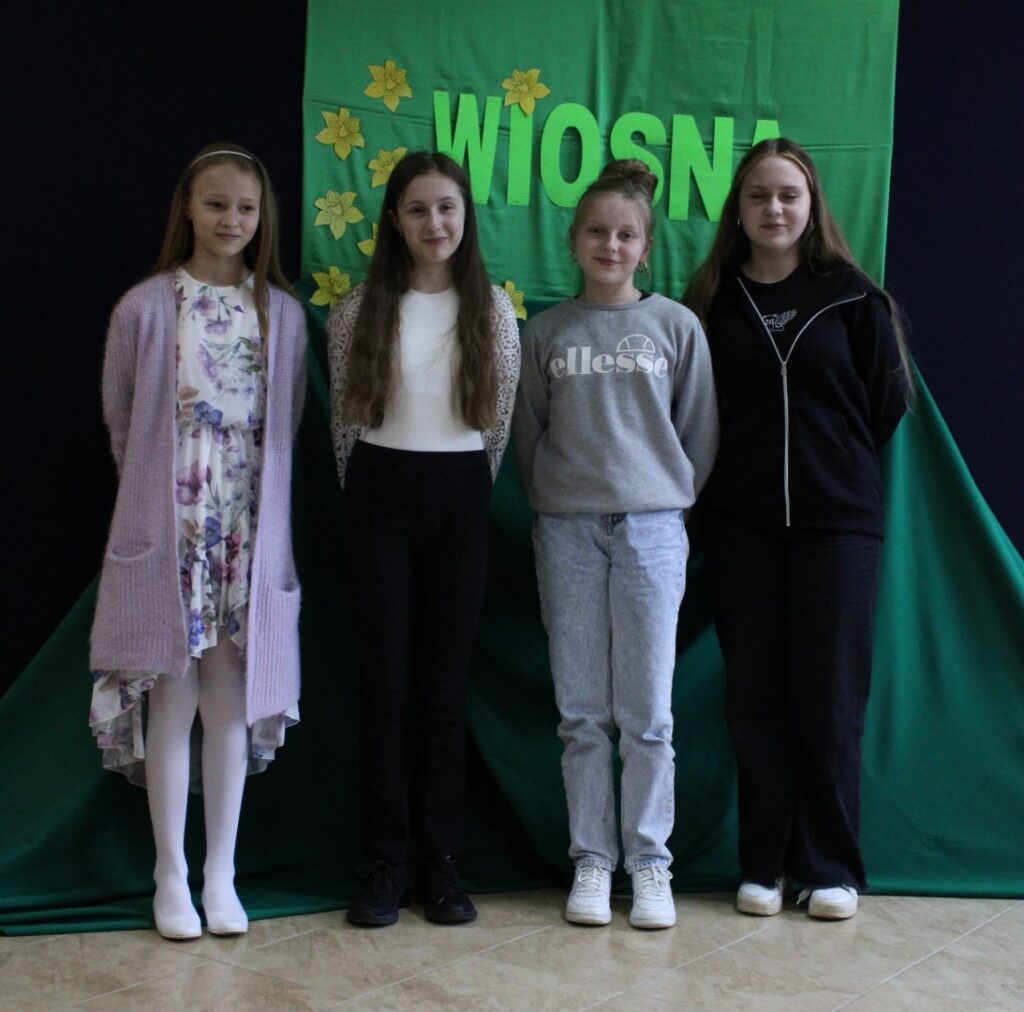 Zdjęcie przedstawia cztery dziewczynki z kategorii klasa cztery- - osiem w Konkursie Recytatorskim „Cztery Pory Roku – WIOSNA” organizowanego przez Gminny Ośrodek Kultury w Stryszowie.