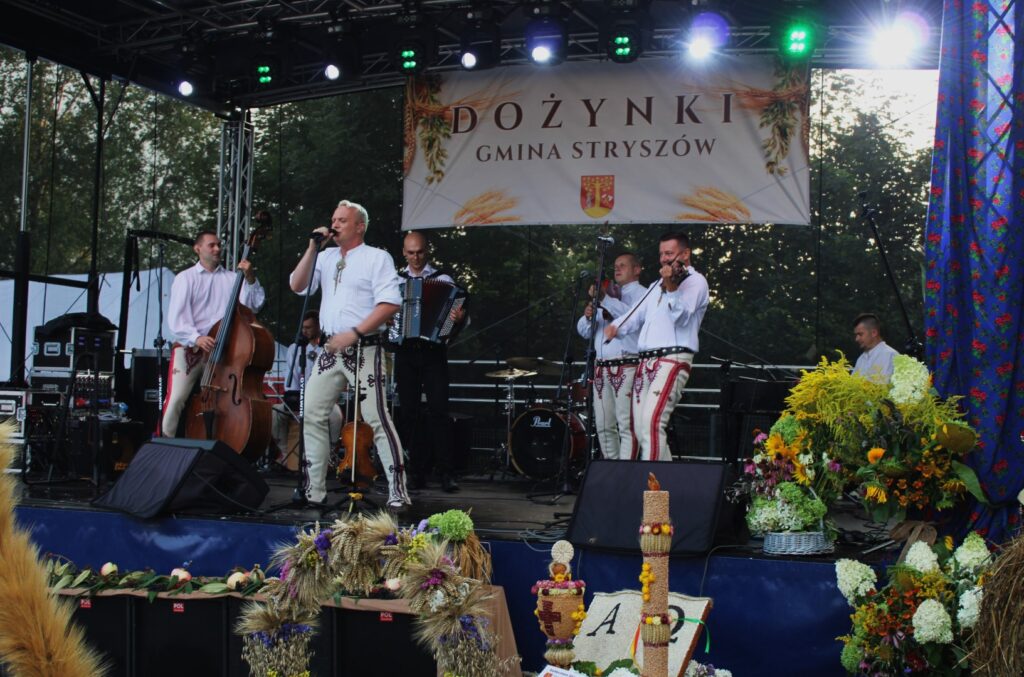 Na zdjęciu znajduje się Kapela Góralska Ciupaga podczas koncertu na Dożynkach Gminy Stryszów.