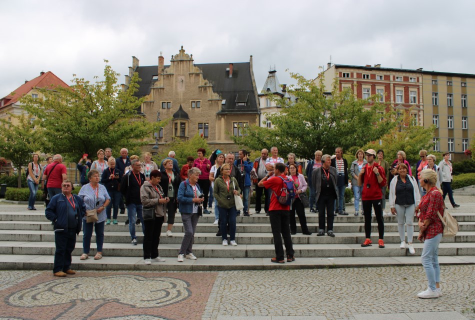 grupa, która udała się na wycieczkę Książ, Wałbrzych, Kłodzko w dniach 22-23 września. Zwiedzają oni Wałbrzych z przewodnikiem.