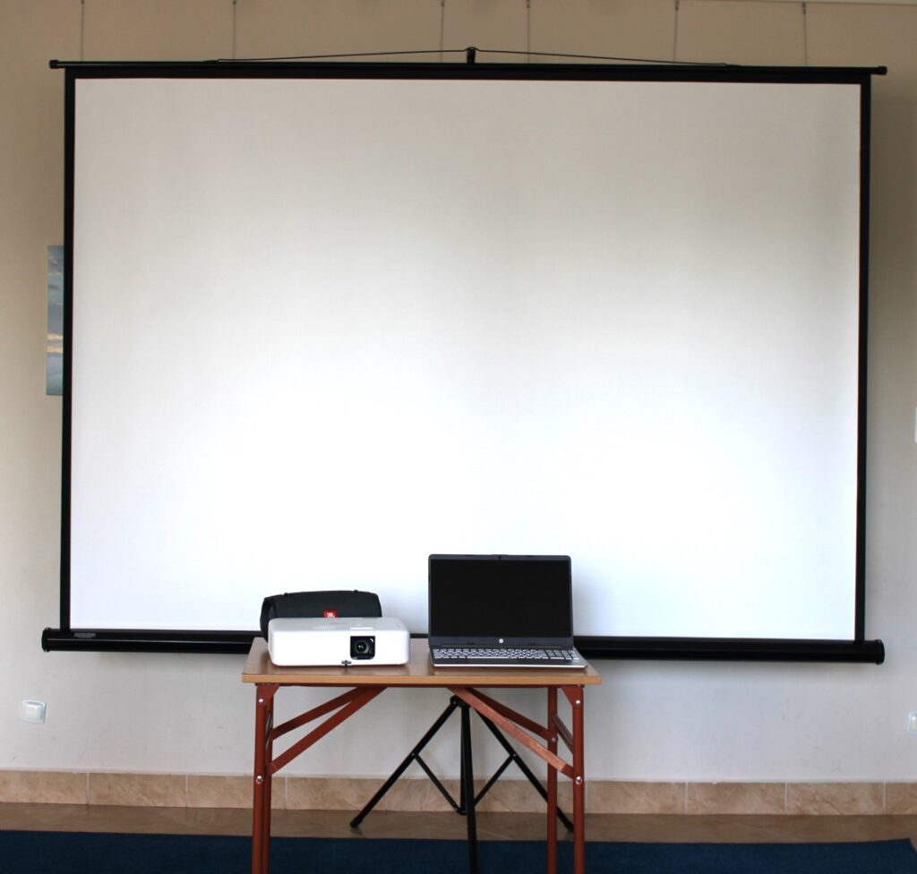 Ekran projektor i laptop