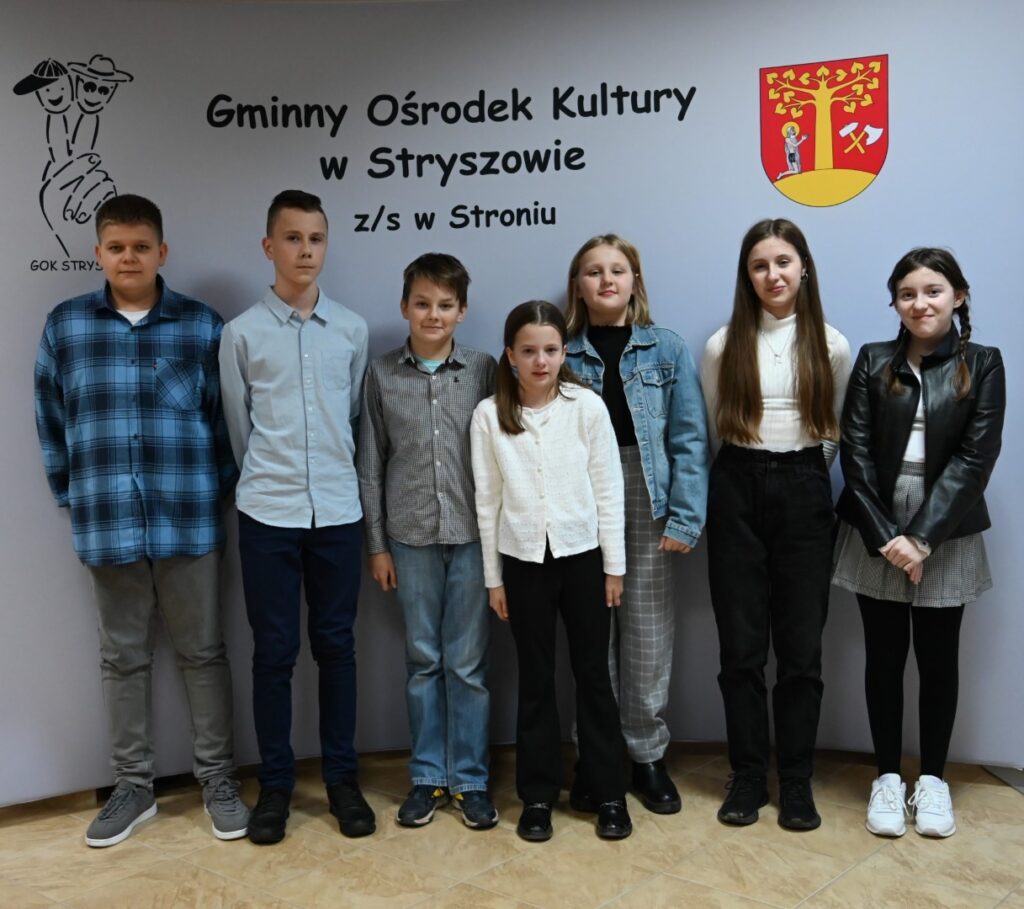 cztery dziewczynki i trzech chłopców na konkursie recytatorskim „Cztery Pory Roku – ZIMA” z kategorii IV-VI.