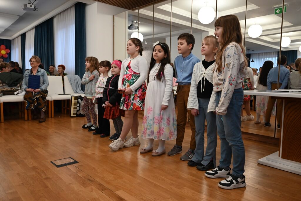 się śpiewające dzieci z zespołu Fermata podczas występu na Festiwalu Smaków Wielkanocnych.