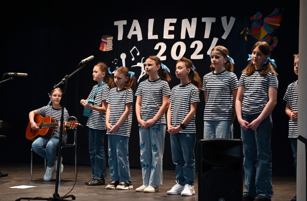 na scenie podczas występu znajduje się siedem dziewczynek ze Szkoły Podstawowej z Zakrzowa.
