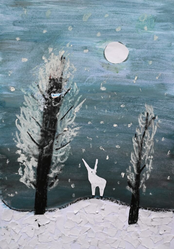 Rysunek -dwa drzewa pokryte śniegiem a między nimi znajduje się biały jelonek.
