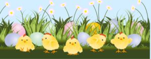 cztery żółte kurczaczki, które stoją na zielonej trawie wśród kolorowych jajek wielkanocnych i kwiatów. Każdy kurczaczek ma pomarańczowy dziób i nóżki, a na głowie małe czerwone czubki. W tle widoczne są różnej wielkości i koloru jajka wielkanocne, w odcieniach różowego, fioletowego, niebieskiego i żółtego. Jajka są częściowo ukryte w trawie, co sugeruje, że zostały tam złożone lub umieszczone na wielkanocne poszukiwania. Wśród wysokiej trawy kwitną białe kwiaty z żółtymi środkami. Niebo jest bezchmurne, w kolorze jasnego niebieskiego